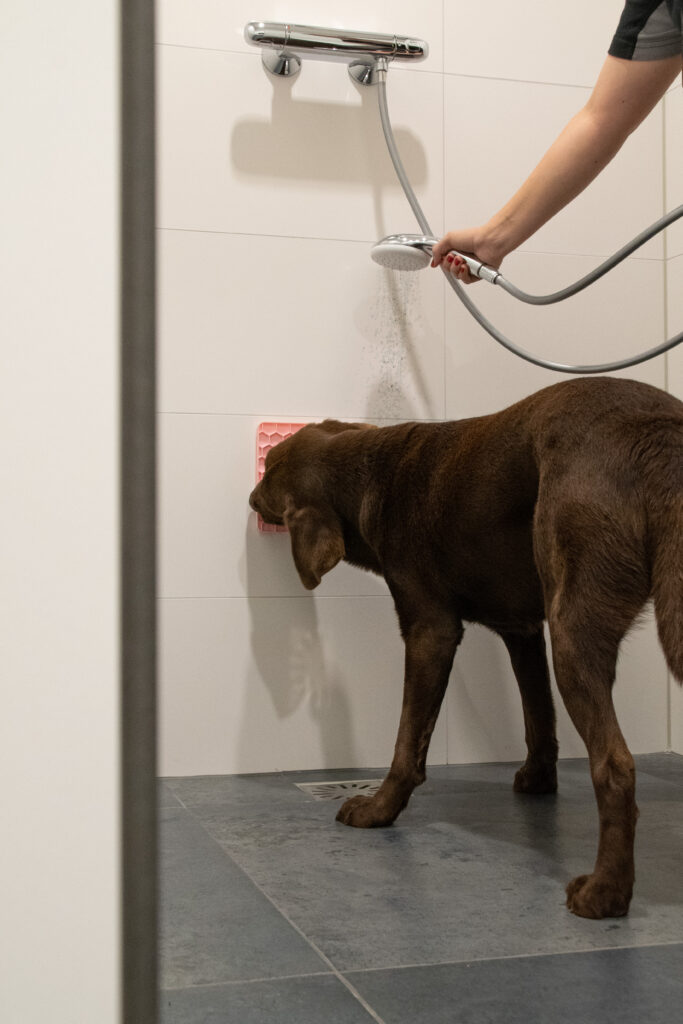 Eat Slow Live Longer Lick Mat Honeycomb Roze - Kalmerende likmat voor honden - afbeelding 3