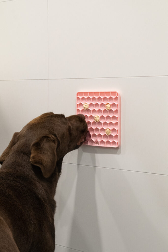 Eat Slow Live Longer Lick Mat Honeycomb Roze - Kalmerende likmat voor honden - afbeelding 4