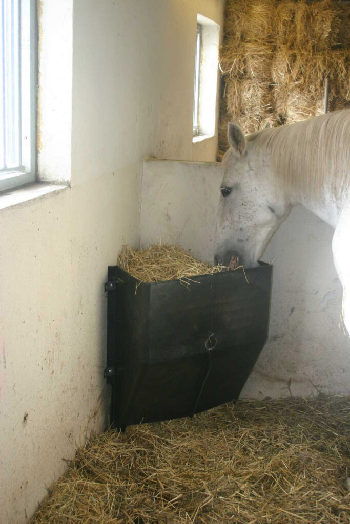 OK Plast Hooi Dispenser 200 l - Ruimtebesparende voederbak voor paarden - afbeelding 4