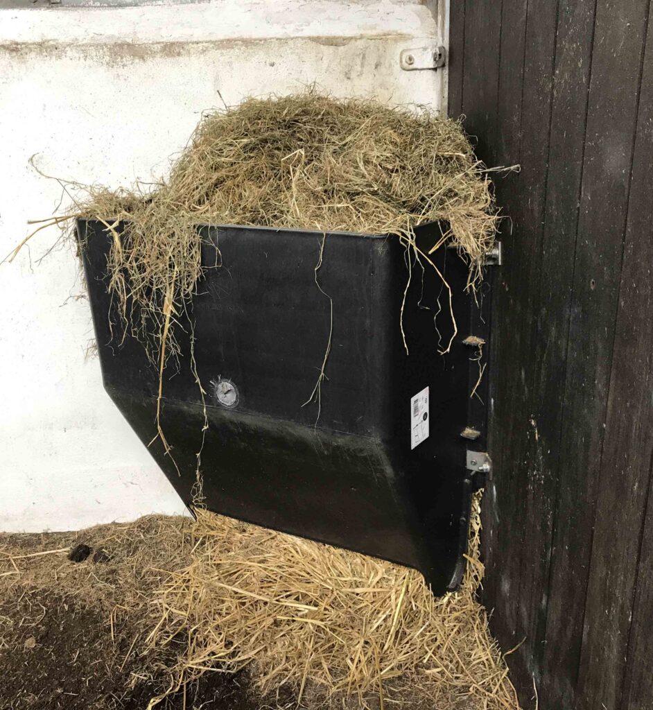 OK Plast Hooi Dispenser 200 l - Ruimtebesparende voederbak voor paarden - afbeelding 2