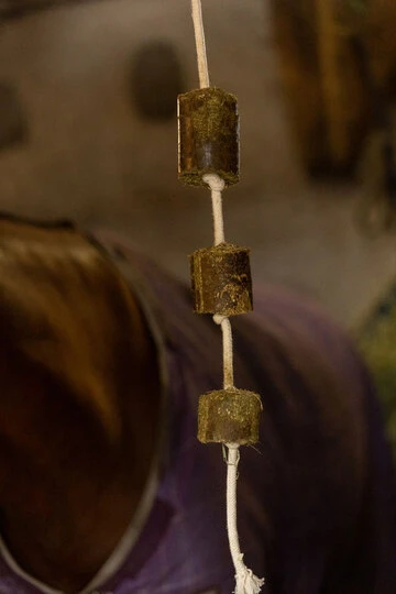 LAX Luzerne aan Speeltouw voor Paarden - Gezonde Snack - afbeelding 6
